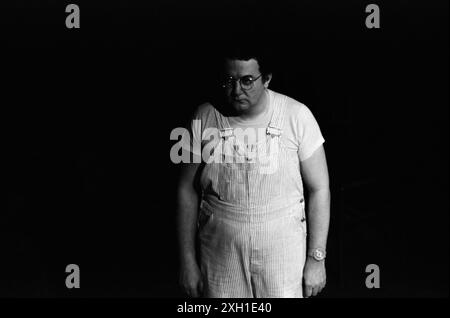 Coluche sur scène au Théâtre du gymnase à Paris, décembre 1977 Banque D'Images