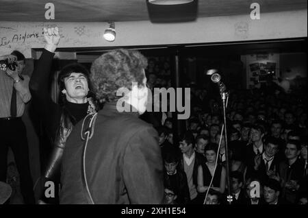 Vince Taylor et Bobbie Clarke Noise lors d'un concert au Golf Drouot à Paris en 1964. Banque D'Images