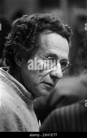 Le réalisateur Arthur Penn en 1985 à Paris, sur le tournage de son film 'Target'. Banque D'Images