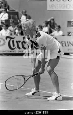 La joueuse de tennis américaine Martina Navratilova lors de la finale féminine de l'Open de France contre l'américain Chris Evert (vainqueur), le 8 juin 1985 Banque D'Images