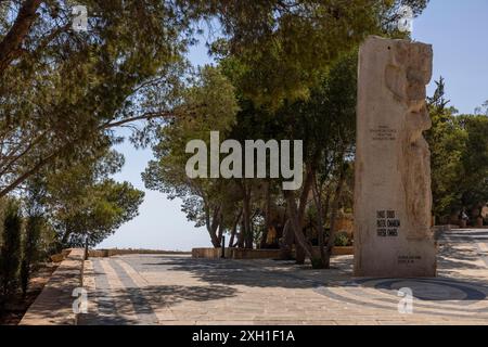 Route de la paix, sculpture de Vincenzo Bianchi pour commémorer la visite du pape Jean-Paul II en 2000, Mont Nebo (Jabal Nibu), Saint montagne de Banque D'Images