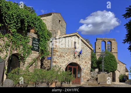 France, Ardèche, Naves, village de caractère de l'Ardèche, centre vieux village, place de l'église Banque D'Images