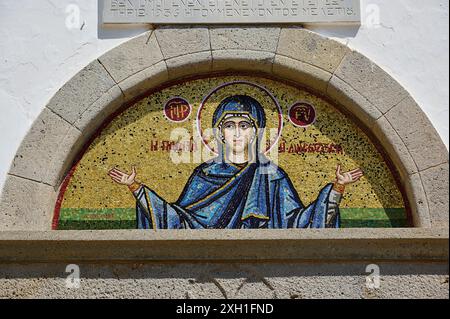 Église à dôme croisé de Diasososuan, gros plan d'une mosaïque représentant Marie avec les bras tendus, situé dans un portail en pierre semi-circulaire, Chora, vieille ville Banque D'Images