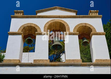 Église à dôme croisé de Diasososuan, clocher blanc avec trois arches et cloches suspendues contre un ciel bleu profond avec des détails architecturaux anciens Banque D'Images