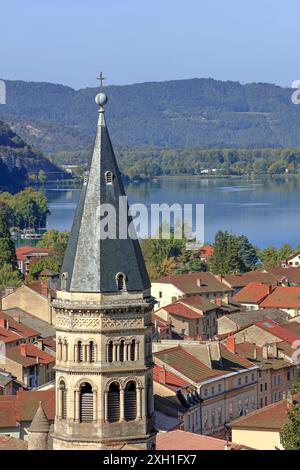 France, Ain, Nantua, la ville, le lac entouré de montagnes Banque D'Images