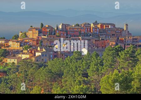 France, département du Vaucluse, Roussillon, village classé, et au loin, le Mont Ventoux Banque D'Images