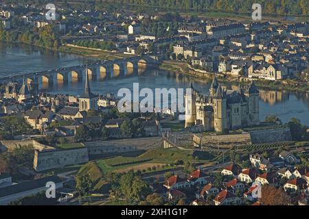 France, département du Maine-et-Loire, Saumur, la commune et ses château surplombant la Loire, vue aérienne Banque D'Images