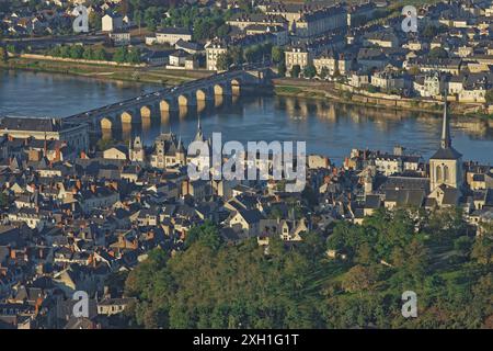 France, département du Maine-et-Loire, Saumur, la commune et ses château surplombant la Loire, vue aérienne Banque D'Images