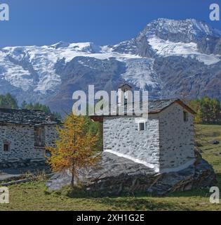 France, Savoie, Sainte-Foy-Tarentaise, le Monal, hameau rustique de montagne face au Mont pourri, dans le massif de la Vanoise Banque D'Images