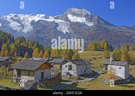 France, Savoie, Sainte-Foy-Tarentaise, le Monal, hameau rustique de montagne face au Mont pourri, dans le massif de la Vanoise Banque D'Images