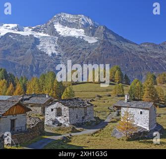 France, Savoie, Sainte-Foy-Tarentaise, le Monal, hameau rustique de montagne face au Mont pourri, dans le massif de la Vanoise Banque D'Images