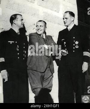 Martin Bormann (au centre) et Erich Topp (à droite), hauts dignitaires nazis, en conversation lors de leur visite au Berghof, la maison de vacances d'Adolf Hitler. 1942 photo trouvée dans l'album de la maîtresse d'Adolf Hitler, Eva Braun. Banque D'Images