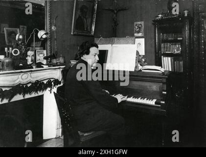 Arthur Honegger est un compositeur suisse, parisien d'adoption (bien qu'il conserve la nationalité suisse toute sa vie), né au Havre le 10 mars 1892 et mort à Paris le 27 novembre 1955. Photographie prise vers 1935. Banque D'Images