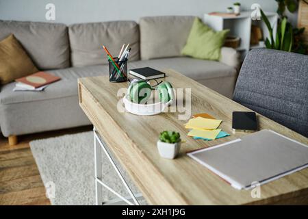 Un cadre de salon élégant avec un canapé confortable et une table moderne. Banque D'Images