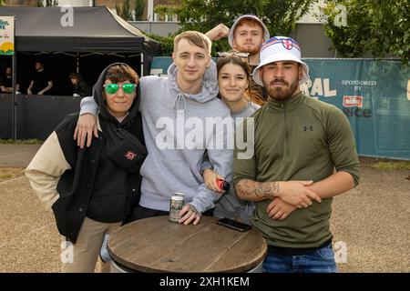 Ville de Brighton & Hove, East Sussex, Royaume-Uni. Les fans de football anglais se réunissent à l'événement Big Screen fan zone, 4theFans, Brighton pour le match Angleterre - pays-Bas Euro 24. 11 juillet 2024 . David Smith/Alamy Banque D'Images