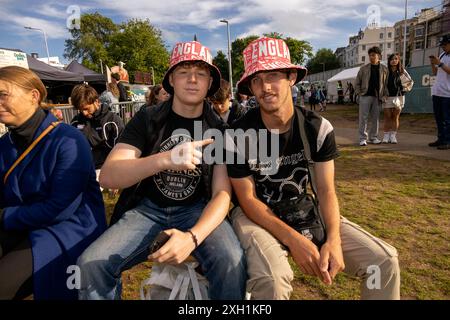 Ville de Brighton & Hove, East Sussex, Royaume-Uni. Les fans de football anglais se réunissent à l'événement Big Screen fan zone, 4theFans, Brighton pour le match Angleterre - pays-Bas Euro 24. 11 juillet 2024 . David Smith/Alamy Banque D'Images