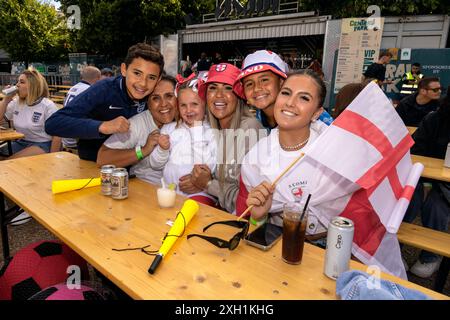 Ville de Brighton & Hove, East Sussex, Royaume-Uni. Les fans de football anglais se réunissent à l'événement Big Screen fan zone, 4theFans, Brighton pour le match Angleterre - pays-Bas Euro 24. 11 juillet 2024 . David Smith/Alamy Banque D'Images