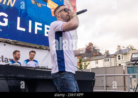 Ville de Brighton & Hove, East Sussex, Royaume-Uni. Les fans de football anglais se réunissent à l'événement Big Screen fan zone, 4theFans, Brighton pour le match Angleterre - pays-Bas Euro 24 avec quelques divertissements d'avant-match de Rags the Goat. 11 juillet 2024 . David Smith/Alamy Banque D'Images