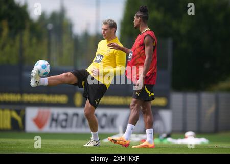 Dortmund, Allemagne. 11 juillet 2024. Football : Bundesliga, première session de formation Borussia Dortmund ouverte aux médias. Niklas Süle (l) en action pendant l'entraînement. Sébastien Haller à droite. Crédit : Bernd Thissen/dpa/Alamy Live News Banque D'Images