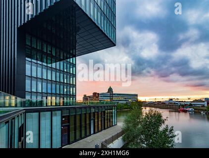 Medienhafen Media Harbor, maison Hafenspitze avec hôtel Hyatt Regency Düsseldorf Düsseldorf und Neanderland Nordrhein-Westfalen, Rhénanie du Nord Allemagne Banque D'Images