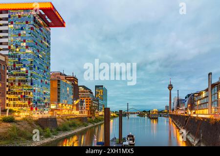 Medienhafen Media Harbor, maison Colorium, tour Rheinturm Düsseldorf Düsseldorf und Neanderland Nordrhein-Westfalen, Rhénanie du Nord Allemagne Banque D'Images