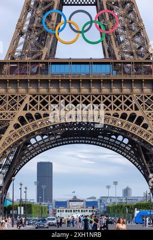 Paris, France - 5 juillet 2024 : vue rapprochée de la majestueuse Tour Eiffel décorée des anneaux olympiques à Paris France Banque D'Images