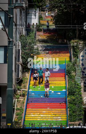 Vue des escaliers colorés de la rue Meclis-i Mebusan dans le quartier de Beyoglu, Istanbul, Turquie Banque D'Images