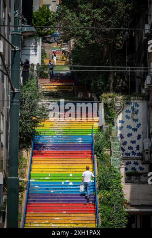 Vue des escaliers colorés de la rue Meclis-i Mebusan dans le quartier de Beyoglu, Istanbul, Turquie Banque D'Images