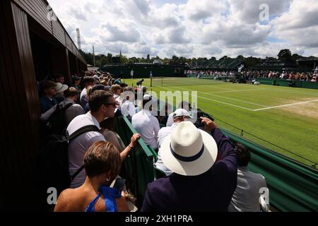 11 juillet 2024 ; All England Lawn Tennis and Croquet Club, Londres, Angleterre ; tournoi de tennis de Wimbledon, jour 11; spectateurs regardant les filles célibataires troisième tour à la cour 7 Banque D'Images