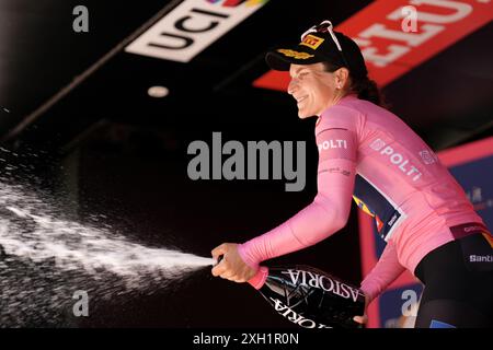 Foligno, Italie. 11 juillet 2024. ELISA Longo Borghini (Lidl - Trek) maillot rose, sur le podium à la fin de la 5ème étape du Giro d'Italia Women, de Frontone à Foligno, Italie jeudi 11 juillet 2024. Sport - cyclisme . (Photo de Massimo Paolone/LaPresse) crédit : LaPresse/Alamy Live News Banque D'Images