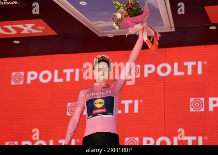 Foligno, Italie. 11 juillet 2024. ELISA Longo Borghini (Lidl - Trek) maillot rose, sur le podium à la fin de la 5ème étape du Giro d'Italia Women, de Frontone à Foligno, Italie jeudi 11 juillet 2024. Sport - cyclisme . (Photo de Massimo Paolone/LaPresse) crédit : LaPresse/Alamy Live News Banque D'Images