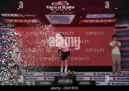 Foligno, Italie. 11 juillet 2024. ELISA Longo Borghini (Lidl - Trek) maillot rose, sur le podium à la fin de la 5ème étape du Giro d'Italia Women, de Frontone à Foligno, Italie jeudi 11 juillet 2024. Sport - cyclisme . (Photo de Marco Alpozzi/Lapresse) crédit : LaPresse/Alamy Live News Banque D'Images