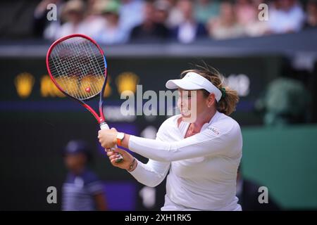 Londres, Royaume-Uni. 11 juillet 2024. LONDRES, ANGLETERRE - 11 JUILLET : Donna Vekic, de Croatie, joue un revers contre Jasmine Paolini, d'Italie, dans la demi-finale en simple féminin, au cours de la onzième journée des Championnats de Wimbledon 2024 au All England Lawn Tennis and Croquet Club, le 11 juillet 2024 à Londres, Angleterre crédit: MB Media solutions/Alamy Live News Banque D'Images
