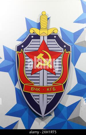 Riga, Lettonie - 25 mai 2024 : logo du KGB sur un mur à la maison d'angle à Riga, ancien siège du KGB soviétique en Lettonie Banque D'Images