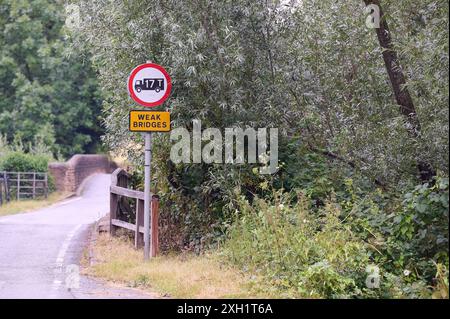 10 juil. 2024 - londres royaume-uni : panneau signalant un pont faible sur une voie étroite dans la campagne Banque D'Images