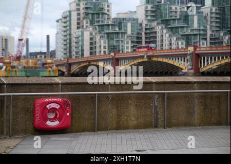 10 juil. 2024 - londres royaume-uni : anneau de vie sur un mur de béton avec pont et paysage urbain en arrière-plan Banque D'Images