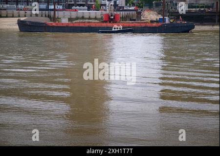 11 juil. 2024 - londres royaume-uni : un bateau de construction sur la tamise Banque D'Images