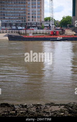 11 juil. 2024 - londres royaume-uni : un bateau de construction sur la tamise Banque D'Images