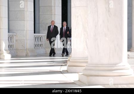 Le premier ministre Sir Keir Starmer (à droite), accompagné du secrétaire à la Défense John Healey, au cimetière national d'Arlington à Washington DC, lors de sa visite aux États-Unis pour assister au sommet du 75e anniversaire de l'OTAN. Date de la photo : jeudi 11 juillet 2024. Banque D'Images