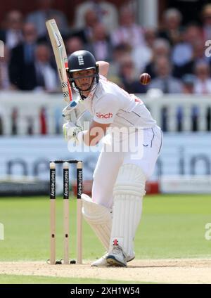 Jamie Smith de l'Angleterre battant le deuxième jour du premier test match masculin de Rothesay au Lord's Cricket Ground, Londres. Date de la photo : jeudi 11 juillet 2024. Banque D'Images