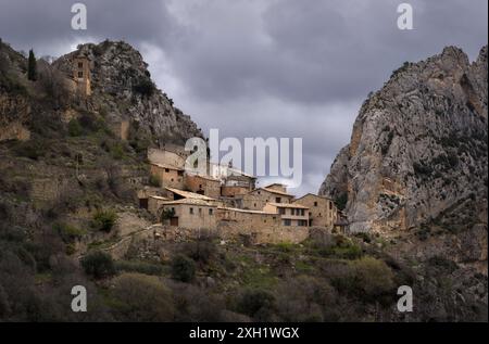 Charmante Abella de la Conca nichée dans les montagnes majestueuses, Lleida, Catalogne Banque D'Images