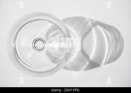 Vin ou verre à grenaille vu d'en haut avec ombre sur fond blanc. Concentrez-vous sur la bague intérieure Banque D'Images