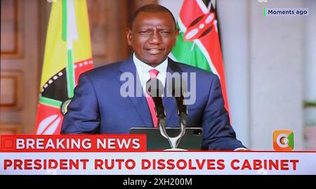 Nairobi. 11 juillet 2024. Cette photo prise le 11 juillet 2024 montre le président kenyan William Ruto prononçant un discours à la télévision. Le président kenyan William Ruto a limogé jeudi tous les secrétaires du cabinet, à l’exception du vice-président et du premier secrétaire du cabinet qui est également secrétaire du cabinet pour les affaires étrangères et la diaspora. Crédit : Dong Jianghui/Xinhua/Alamy Live News Banque D'Images
