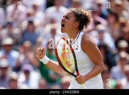 Jasmine Paolini célèbre contre Donna Vekic le onzième jour des Championnats de Wimbledon 2024 au All England Lawn Tennis and Croquet Club, Londres. Date de la photo : jeudi 11 juillet 2024. Banque D'Images