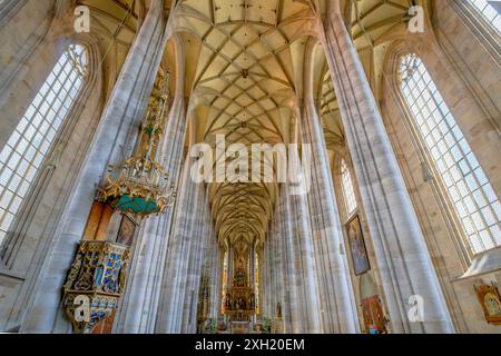 Nef centrale dans l'église George à Dinkelsbühl. Allemagne. La vieille ville date du XIVe siècle et est maintenant un monument architectural protégé. Banque D'Images