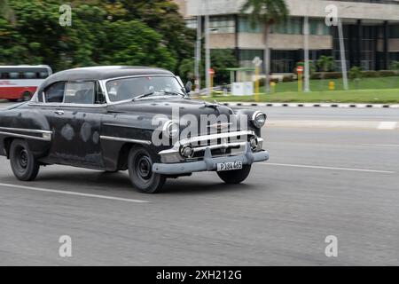 LA HAVANE, CUBA - 28 AOÛT 2023 : épave de la voiture noire Chevrolet Belair 1953 à la Havane, Cuba, effet flou de mouvement Banque D'Images