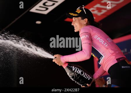 Foligno, Italie. 11 juillet 2024. Foligno, Italie jeudi 11 juillet 2024. ELISA Longo Borghini (Lidl - Trek) maillot rose, sur le podium à la fin de la 5ème étape du Giro d'Italia Women, de Frontone à Foligno, Italie jeudi 11 juillet 2024. Sport - cyclisme . (Photo de Massimo Paolone/LaPresse) crédit : LaPresse/Alamy Live News Banque D'Images