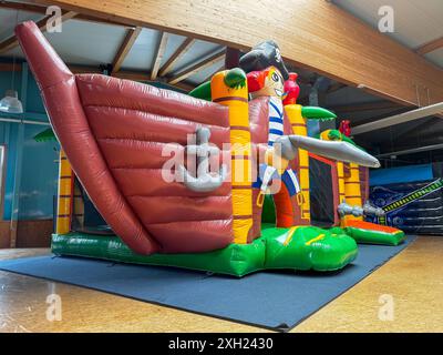 PiratenSchiffHüpfburg, IndoorSpielplatz, KinderUnterhaltung, Hüpfburg, PiratenThema, AbenteuerSpiel, AufblasbarerSpaß, PartyVerleih, KinderAktivitäten, FamilienUnterhaltung, KinderGeburtstag, AbenteuerInsel, IndoorSpaßPark, AufblasbaresPiratenSchiff, EventVerleih, SpielCenter, PiratenSpielplatz, HüpfHaus, PiratenAbenteuer, KinderParty, VergnügungsCenter, SoftPlay, IndoorVergnügen, KleinkindSpiel, AufblasbareSpiele, PiratenParty, FamilienSpaßCenter, AufblasbareVerleih, IndoorAktivität, KinderErholung, HüpfBurgVerleih, AufblasbarerPark, PiratenLand, KinderAbenteuer, IndoorSpielAusrüstung, EventU Banque D'Images