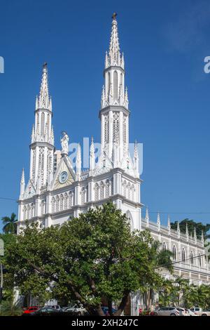 La tour jumelle blanche avec notre statue de dame de notre Dame du Mont Carmel Eglise à Panama City Banque D'Images