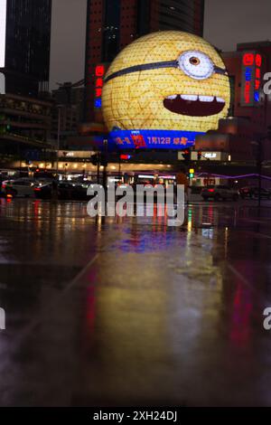 Shanghai, Chine. 11 juillet 2024. Le nouveau film ''Despicable me 4'' est projeté au Xujiahui à Shanghai, en Chine, le 11 juillet 2024, un jour avant la date de sortie du 12 juillet. (Photo de Ying Tang/NurPhoto)0 crédit : NurPhoto SRL/Alamy Live News Banque D'Images